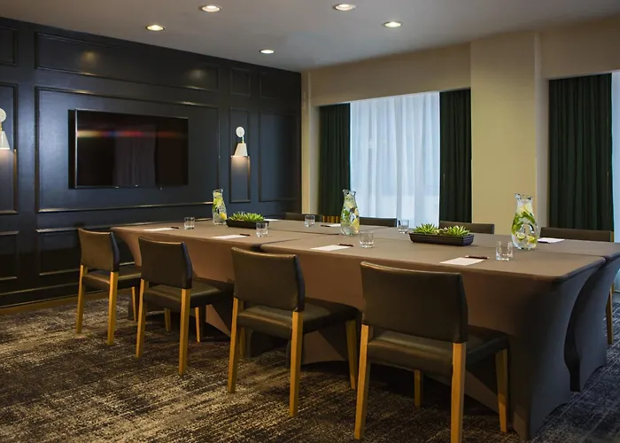 Staypineapple, An Iconic Hotel, The Loop Chicago
