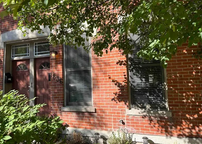 Trendy West Town Flat - 2 Bed / 1.5 Bath W Parking