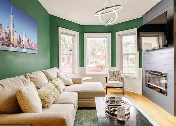 2 Bed Apt W/ Office, Free Parking, Near Wrigley
